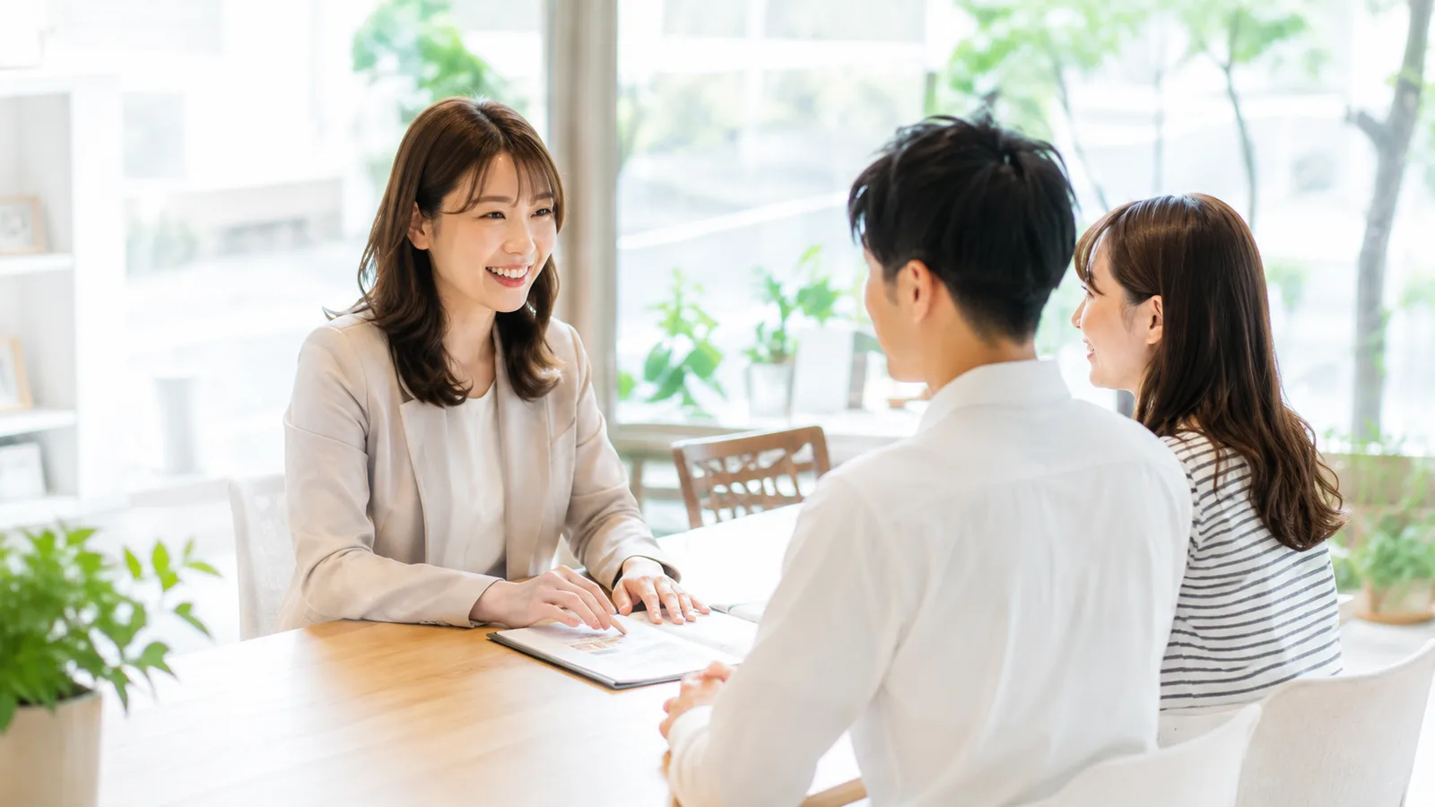 株式会社ライフ・エスで住まいの相談をするスタッフとお客様